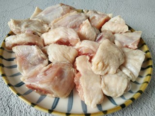 2、板栗烧鸡翅,鸡翅中洗干净，剁成小块儿备用