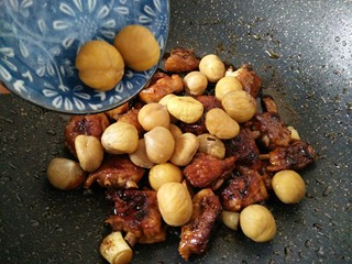 13、板栗烧鸡翅,加入板栗