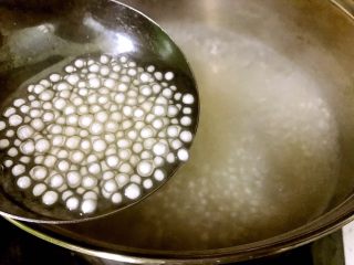 4、度夏消暑好饮品，火龙果西米露（附西米快熟方法及注意事项）,继续煮开锅，转小火，发现西米的白色减少了许多。