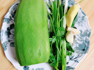 1、萝卜丝汤,准备好水果萝卜、葱姜蒜、香菜。