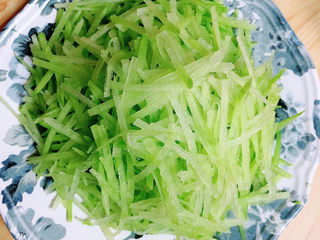 2、萝卜丝汤,萝卜叉丝儿待用。