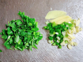 3、萝卜丝汤,配菜切好待用。