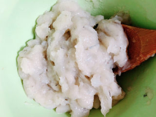 4、萝卜丝汤,将虾滑放入碗中。