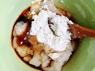 5、萝卜丝汤,加入料酒、盐、耗油、生抽、白胡椒粉、玉米淀粉。