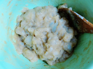 6、萝卜丝汤,虾滑搅拌均匀待用。