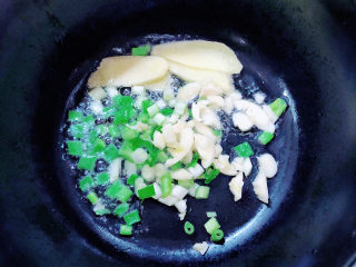 7、萝卜丝汤,锅中倒入少许油，煸香葱姜蒜。