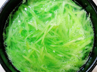 8、萝卜丝汤,加入水，放图萝卜丝。