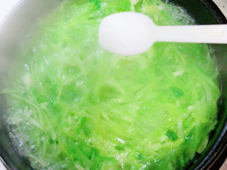 9、萝卜丝汤,烧开锅，放入盐。