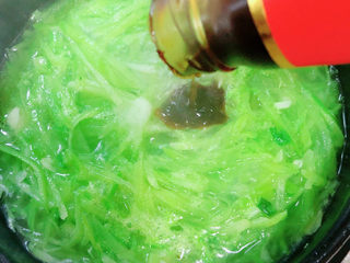 10、萝卜丝汤,加入耗油，白胡椒粉。