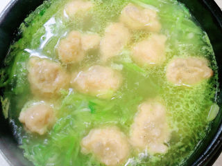 11、萝卜丝汤,下入虾滑，煮5分钟。