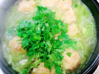 12、萝卜丝汤,撒上香葱、香菜末，淋上香油，关火出锅了。