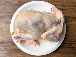 1、虫草花鸡汤,土鸡一只，买的时候让店家杀好，把毛处理干净，破开肚子，把内脏去掉，屁股和头切掉不要，再清洗干净待用。