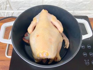 4、虫草花鸡汤,把鸡爪切下来，和鸡胗、鸡心一起放入珐琅小白锅里，再把洗干净的土鸡放到上面。