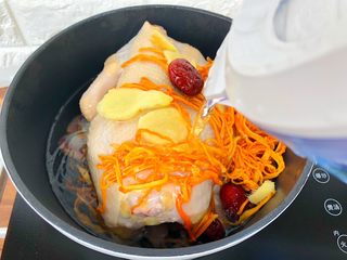 6、虫草花鸡汤,倒入适量水，水量为锅的九分满，大火把水烧开，转小火熬60分钟。