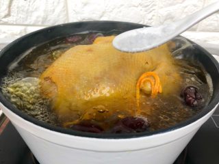 7、虫草花鸡汤,熬好以后，放入适量盐，继续再熬10分钟。