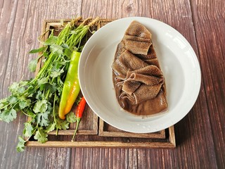 1、素毛肚,食材准备好