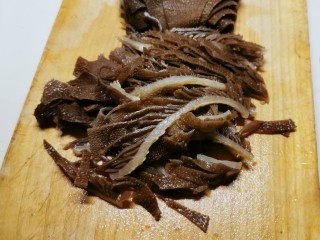 4、素毛肚,切丝备用