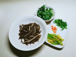 5、素毛肚,青椒切丝  香菜切段  红尖椒切小圈 葱切片