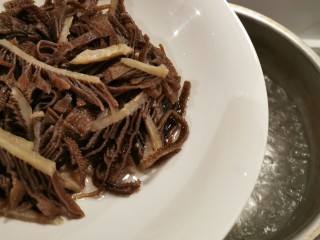 6、素毛肚,毛肚放入开水汆烫几秒钟 快速捞出