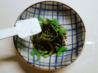 8、素毛肚,调好碗汁 葱片 生抽  醋 蚝油  淀粉 清水  搅拌均匀