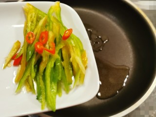 9、素毛肚,起油锅  加入食用油  加热  放入红尖椒和青椒