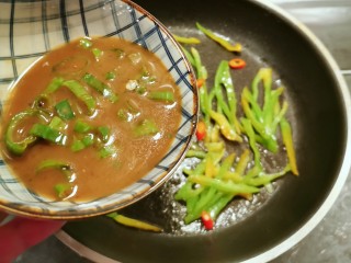 11、素毛肚,倒入之前调好的碗汁