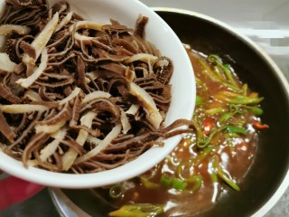 13、素毛肚,倒入焯水的毛肚