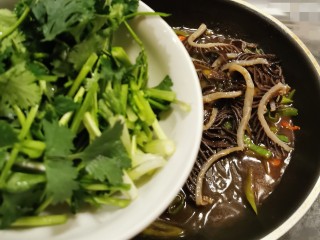 15、素毛肚,放入香菜