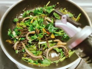 17、素毛肚,倒入几滴芝麻油  关火