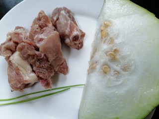 1、排骨冬瓜汤,准备好所需材料