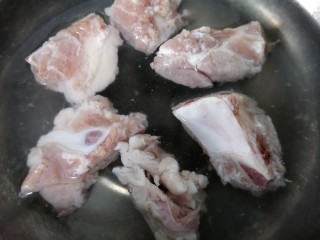 3、排骨冬瓜汤,放入锅内焯水