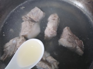 4、排骨冬瓜汤,沸腾出沫后撇去浮沫加然后一勺黄酒去腥