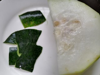 5、排骨冬瓜汤,将冬瓜皮切掉