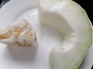 6、排骨冬瓜汤,抠掉冬瓜籽