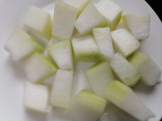 7、排骨冬瓜汤,将冬瓜洗干净并切成小块