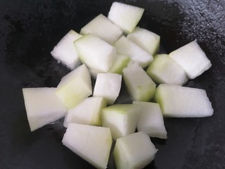 9、排骨冬瓜汤,放入冬瓜翻炒