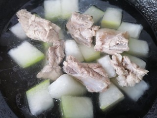 11、排骨冬瓜汤,水沸腾后放入排骨一起炖