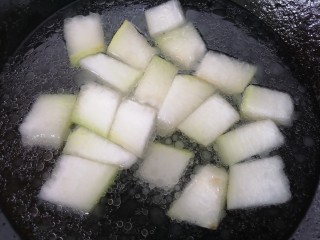 10、排骨冬瓜汤,加入适量水