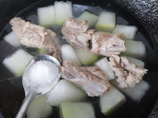 12、排骨冬瓜汤,加入一勺盐调味