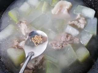 13、排骨冬瓜汤,煮至冬瓜软烂加入少许鸡精提鲜