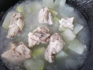 14、排骨冬瓜汤,再煮一小会关火