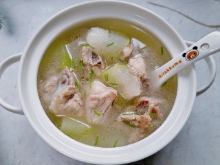 15、排骨冬瓜汤,盛入容器加入葱花