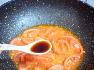 6、番茄金针菇肥牛,加入生抽