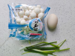 1、白玉菇鸡蛋汤,首先我们准备好所有食材