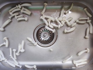 2、白玉菇鸡蛋汤,白玉菇剪去根部，清水里浸泡20分钟