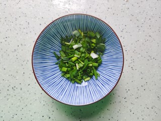 3、白玉菇鸡蛋汤,小葱洗净之后切圈