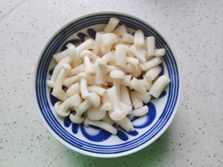 4、白玉菇鸡蛋汤,泡好的白玉菇洗净，略长的一分为二切段