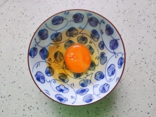 5、白玉菇鸡蛋汤,鸡蛋磕入碗内，加少许料酒