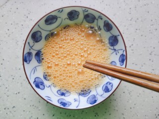 6、白玉菇鸡蛋汤,打散，备用