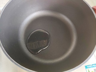 7、白玉菇鸡蛋汤,锅搁置炉火上，锅内入少许食用油